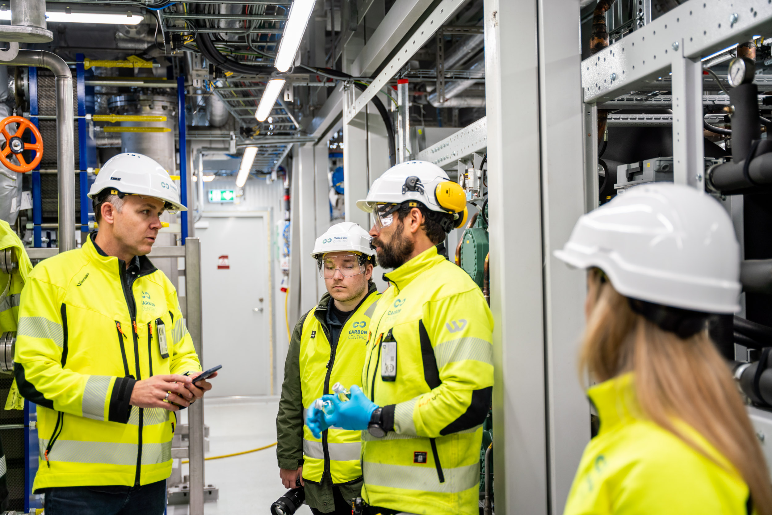 Ansatte i vernetøy gjennomgår data på anlegget